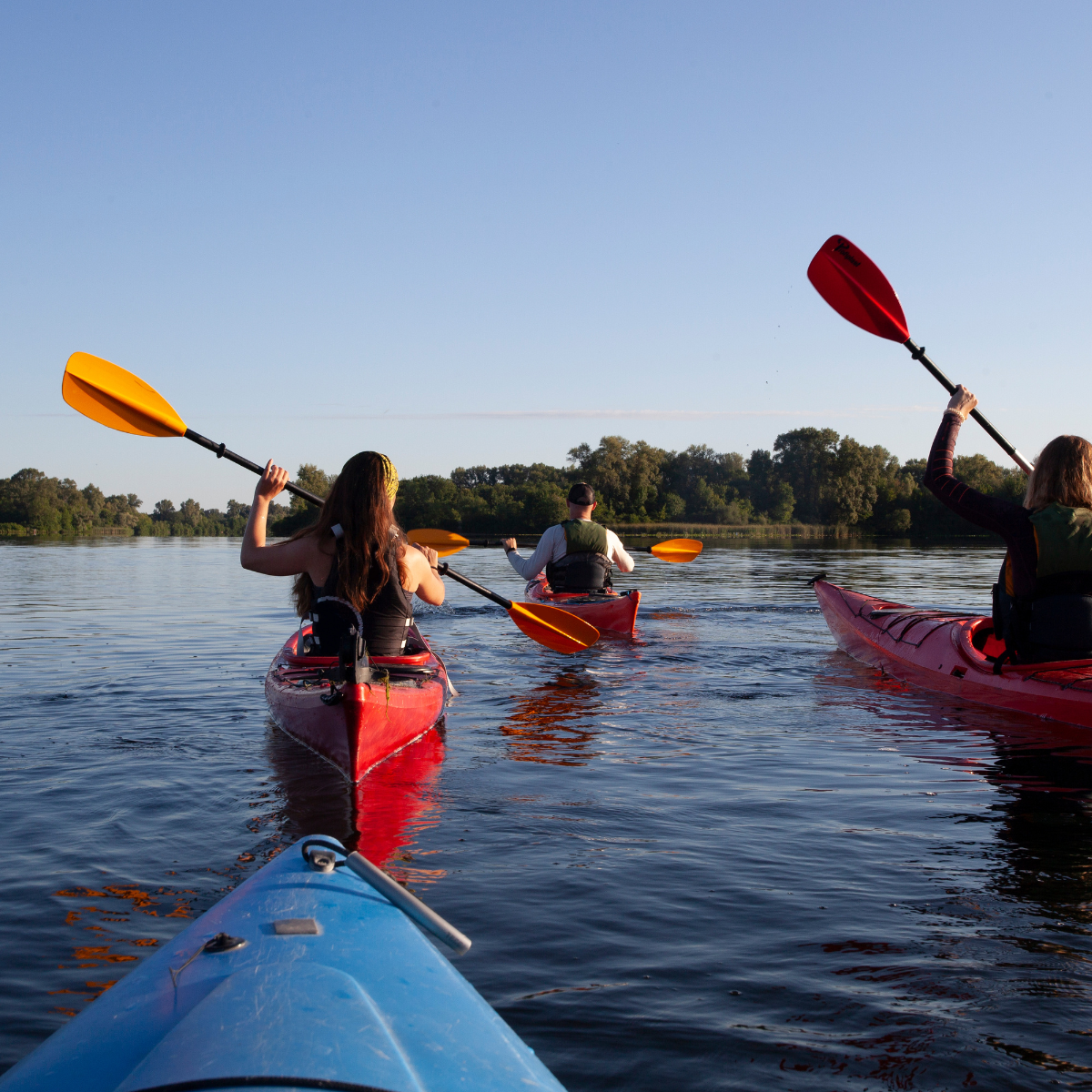 Friends enjoying a sunny river day in Minnesota with Heti beverages